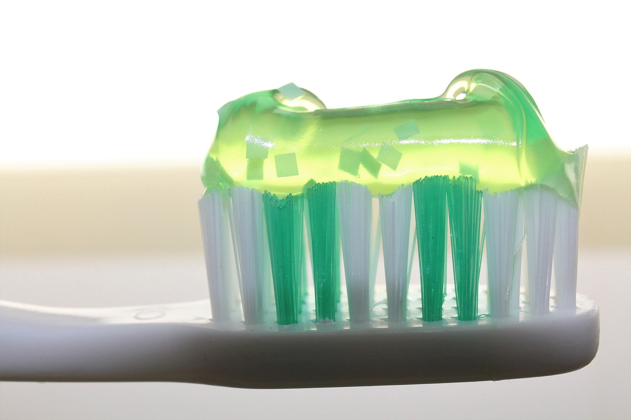 How To Choose The Right Toothpaste For Your Teeth And Gums?
