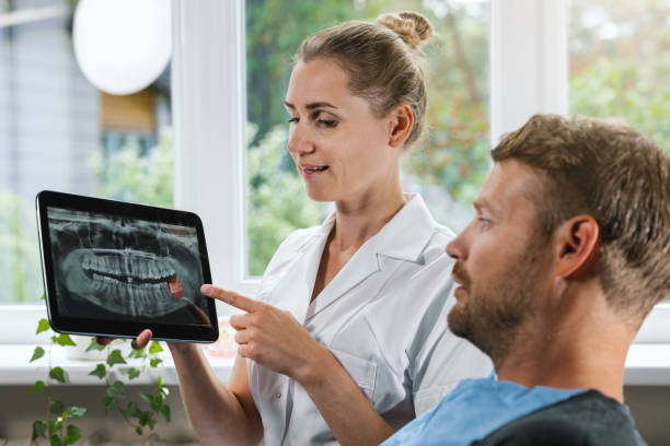 dentist telling patient about bad wisdom teeth